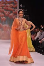 Model walk the ramp for Kay Jewels on Day 4 of IIJW 2013 on 7th Aug 2013 (32).JPG